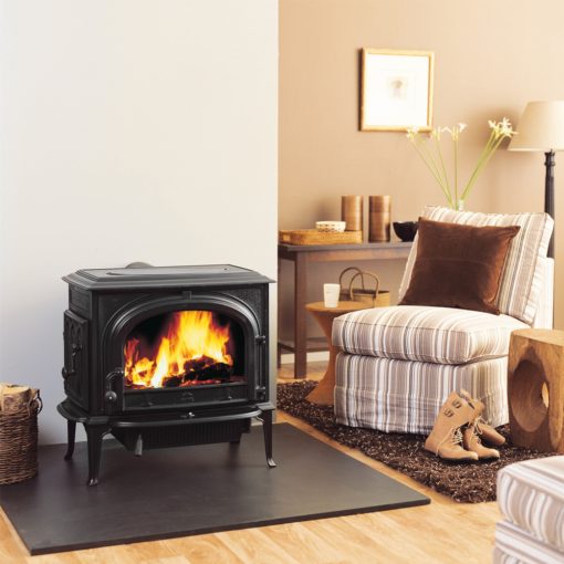 Crna Jotul F 500 ECO SE peć na drva u prostoru