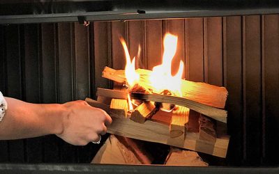 Kako pravilno ložiti vatru u kaminu na drva